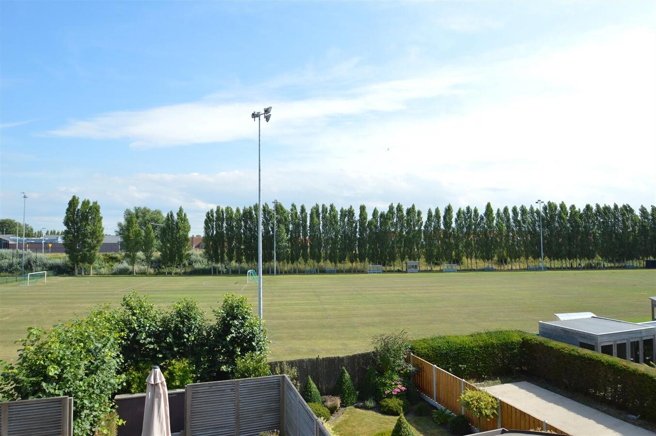 Knappe gezinswoning met mogelijkheid tot vrij beroep - Heist 