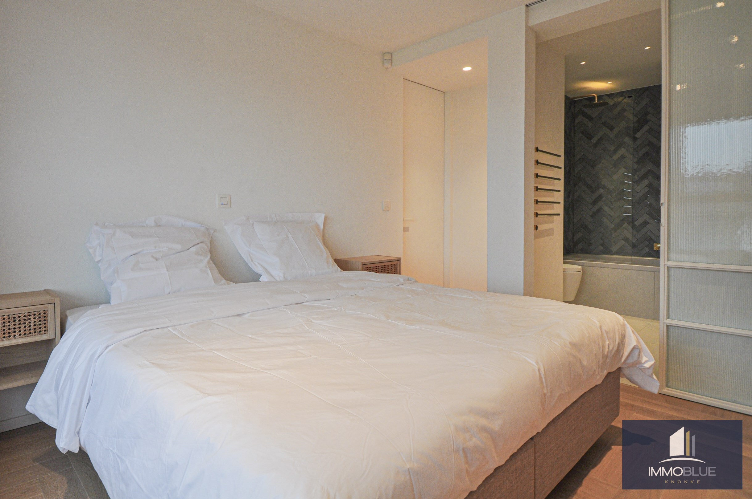 Appartement entièrement rénové et lumineux avec une vue dégagée magnifique, situé dans une résidence de standing. 