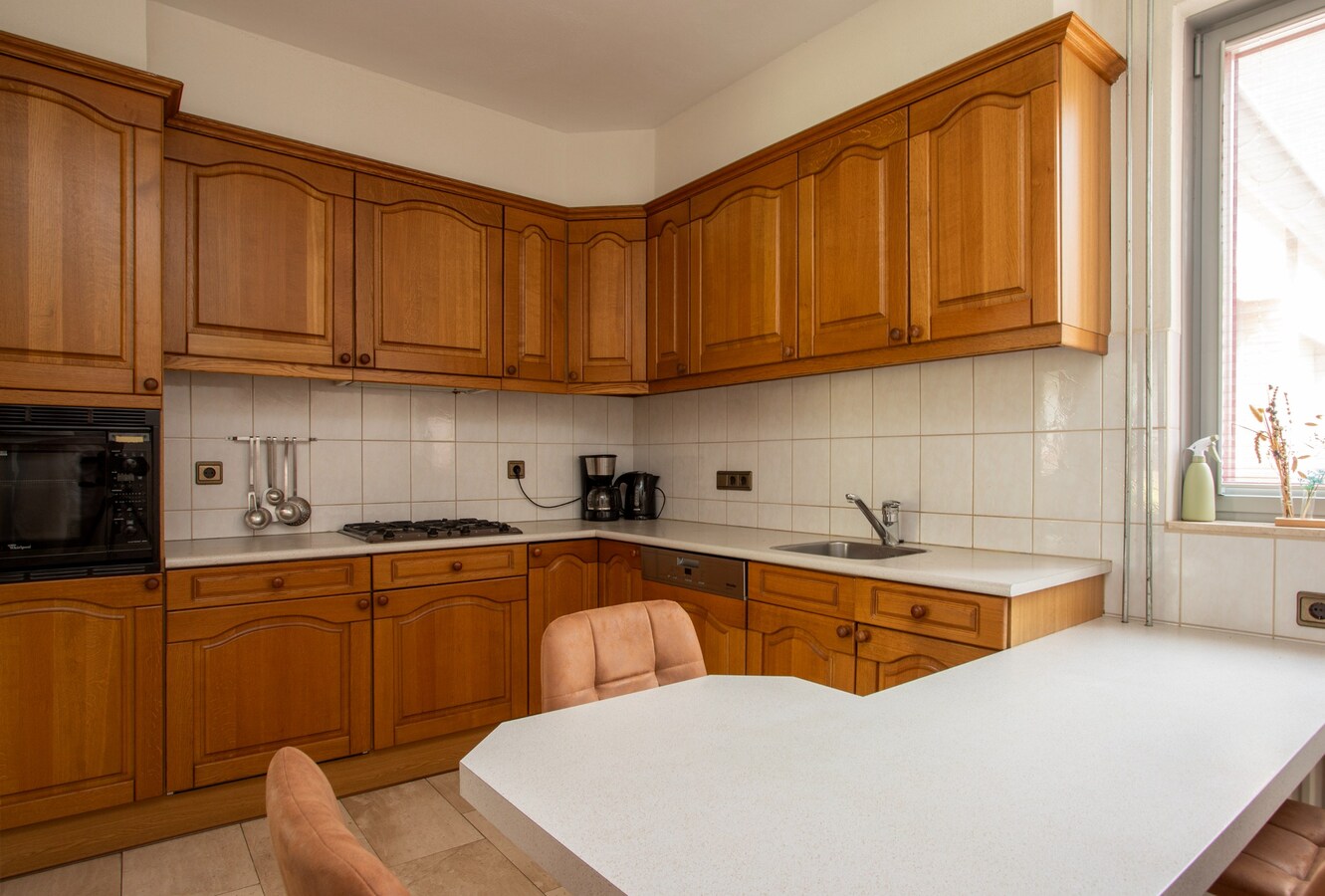 Vrijstaande degelijk gebouwde woning met inpandige dubbele garage. 