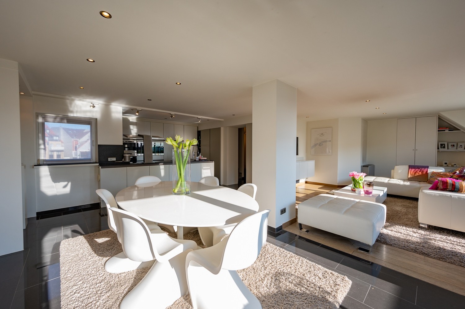 Uitzonderlijk appartement (232m2) met 4 slaapkamers en ruim terras op topligging met zicht over de kerk te Dumortierlaan. 