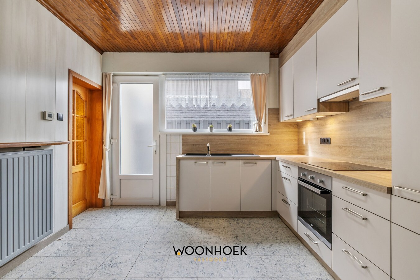 Halfopen bebouwing met 3 slaapkamers &amp; zij-ingang. 