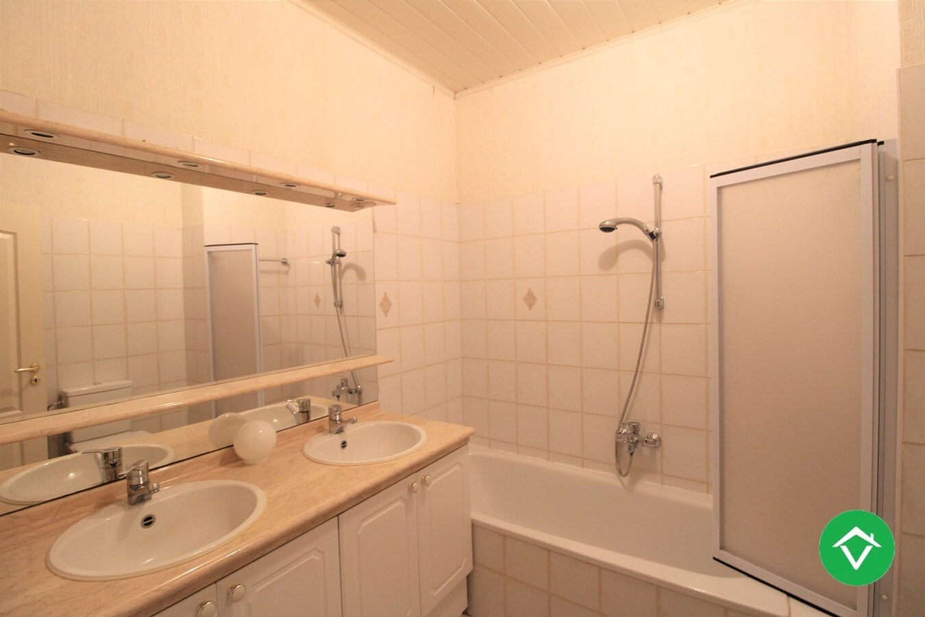 Gelijkvloers appartement met 2 slaapkamers en garage in centrum Roeselare 