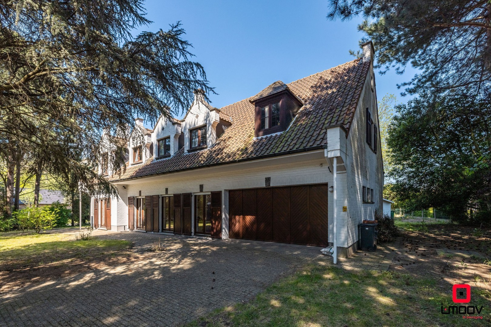 Karaktervolle villa met royale volumes op perceel van 1100m2 nabij de E40 