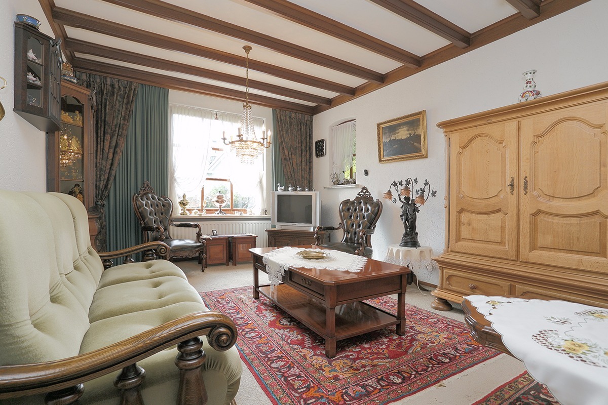 Vrijstaand woonhuis met dubbele garage, erf tuin en ondergrond staande en gelegen te Bergeijk, Bucht 45. 