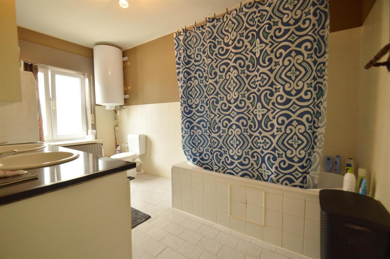 Zeer ruime gezinswoning met terras en garage - Heist 