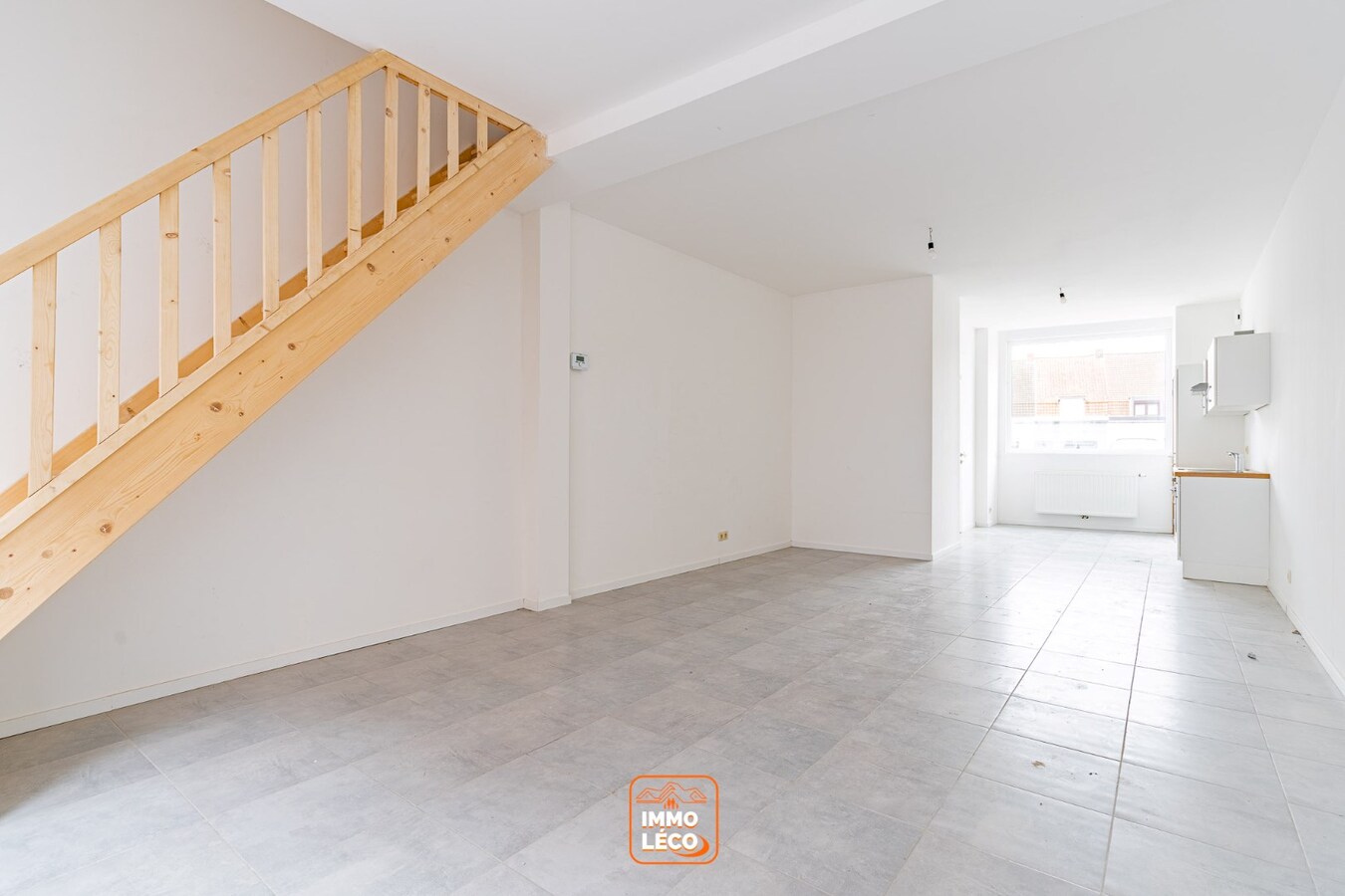 Maison entièrement rénovée tout récemment avec 2 chambres et terrasse! 