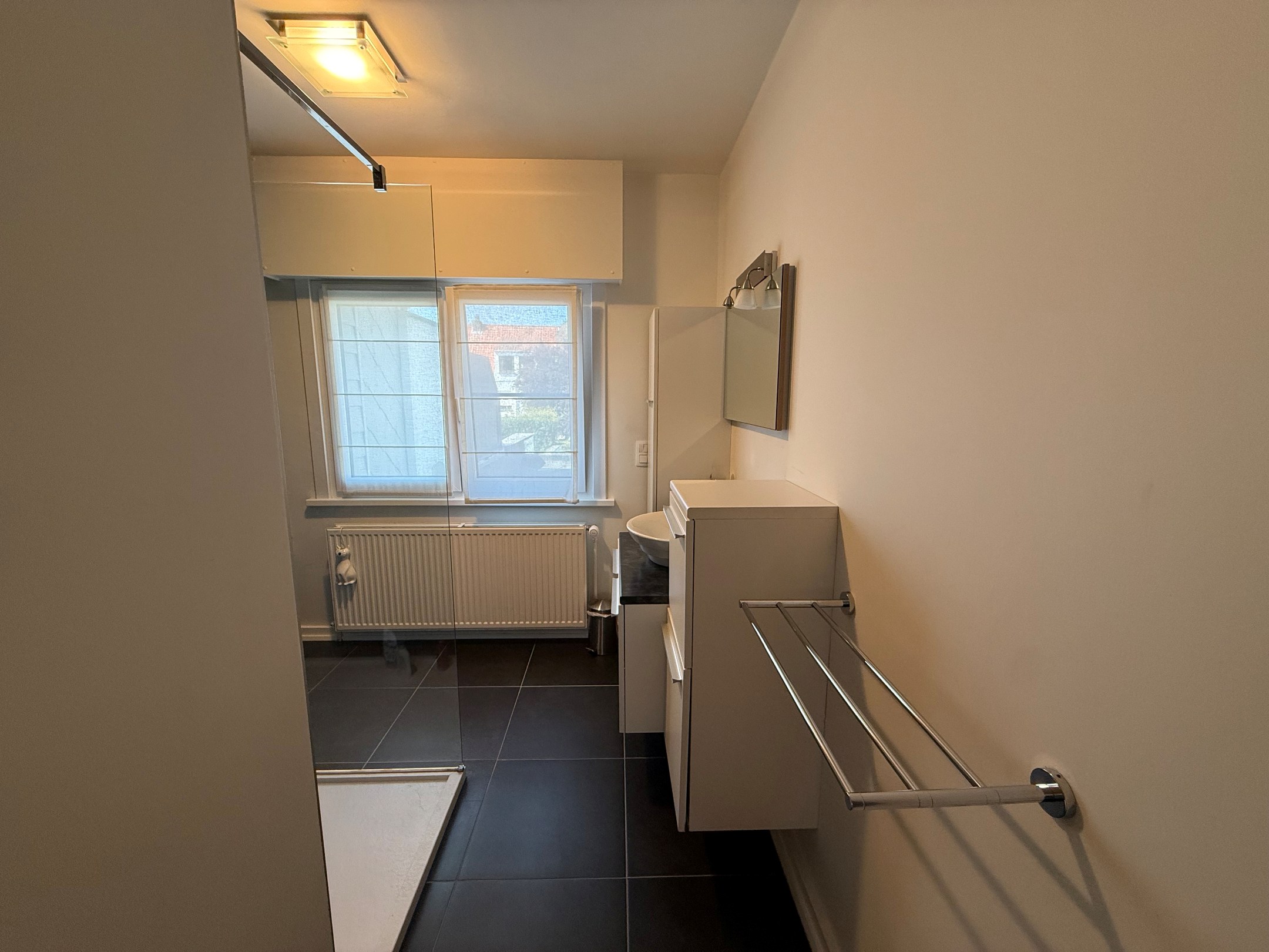 Non meublé - Maison bien entretenue avec trois chambres située dans le vieux Knokke, à distance de marche du centre commercial de Knokke et du Zoute. 