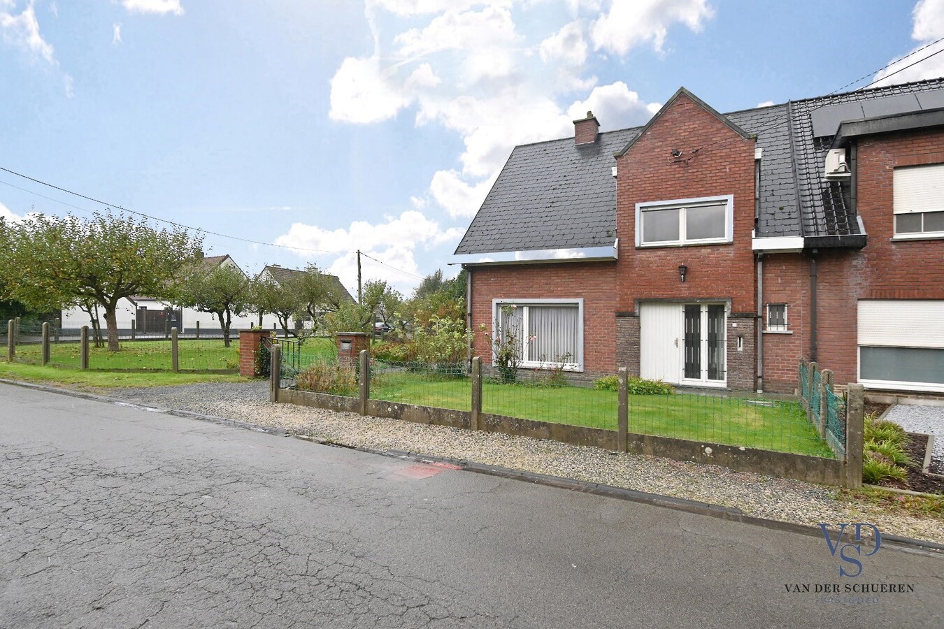 Degelijke halfopen bebouwing 