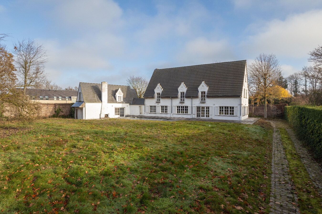 Op te frissen villa op residentiële droomlocatie 