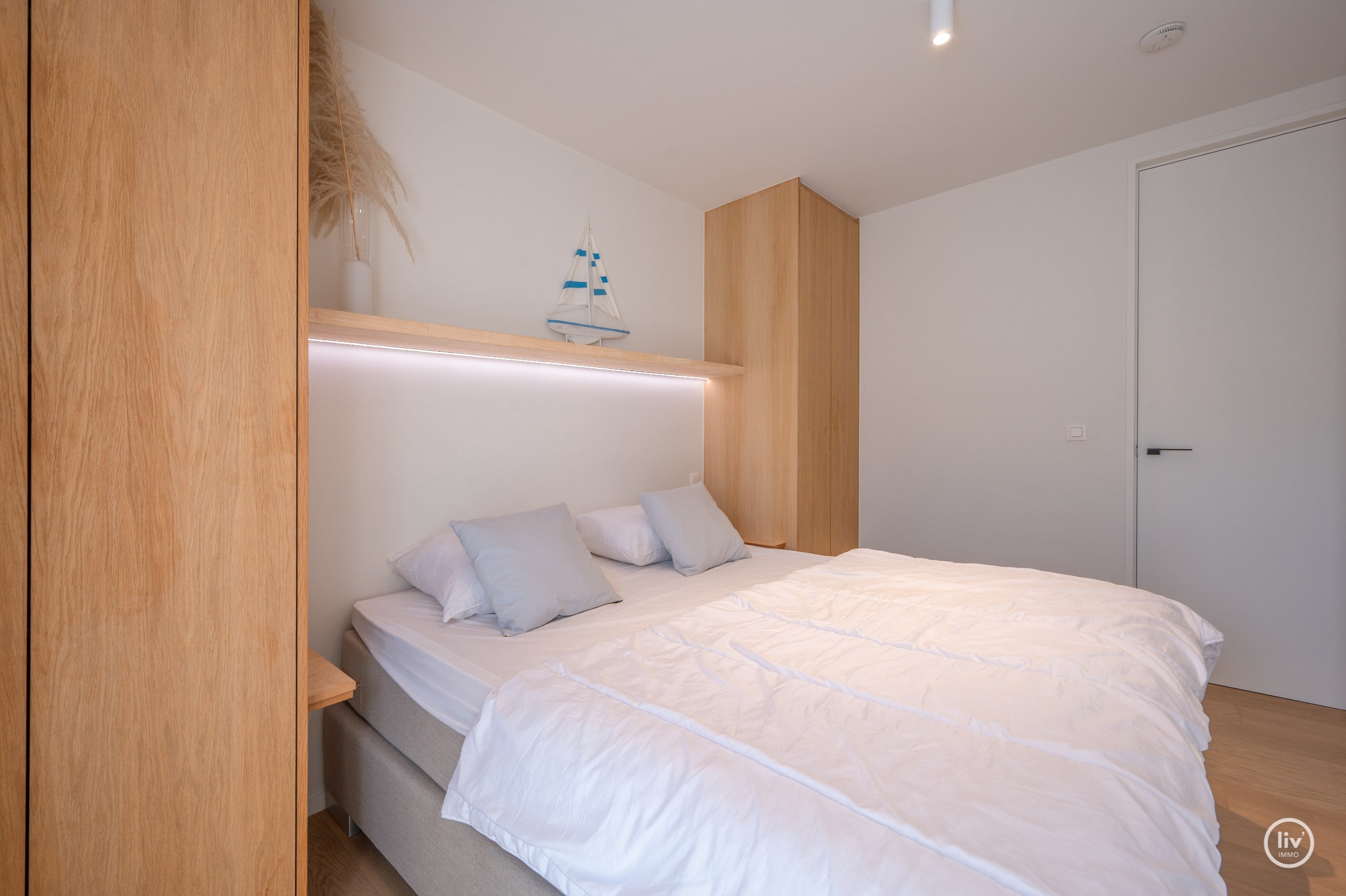 Appartement élégamment rénové avec deux chambres et deux terrasses, situé au centre de Knokke. 