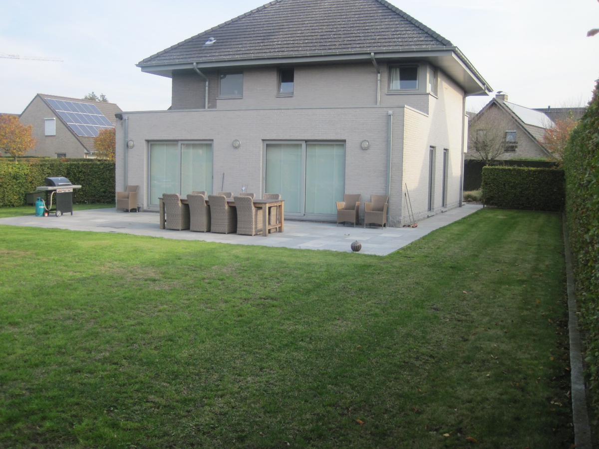 Recente, eigentijdse villa in doodlopende verkaveling ! 