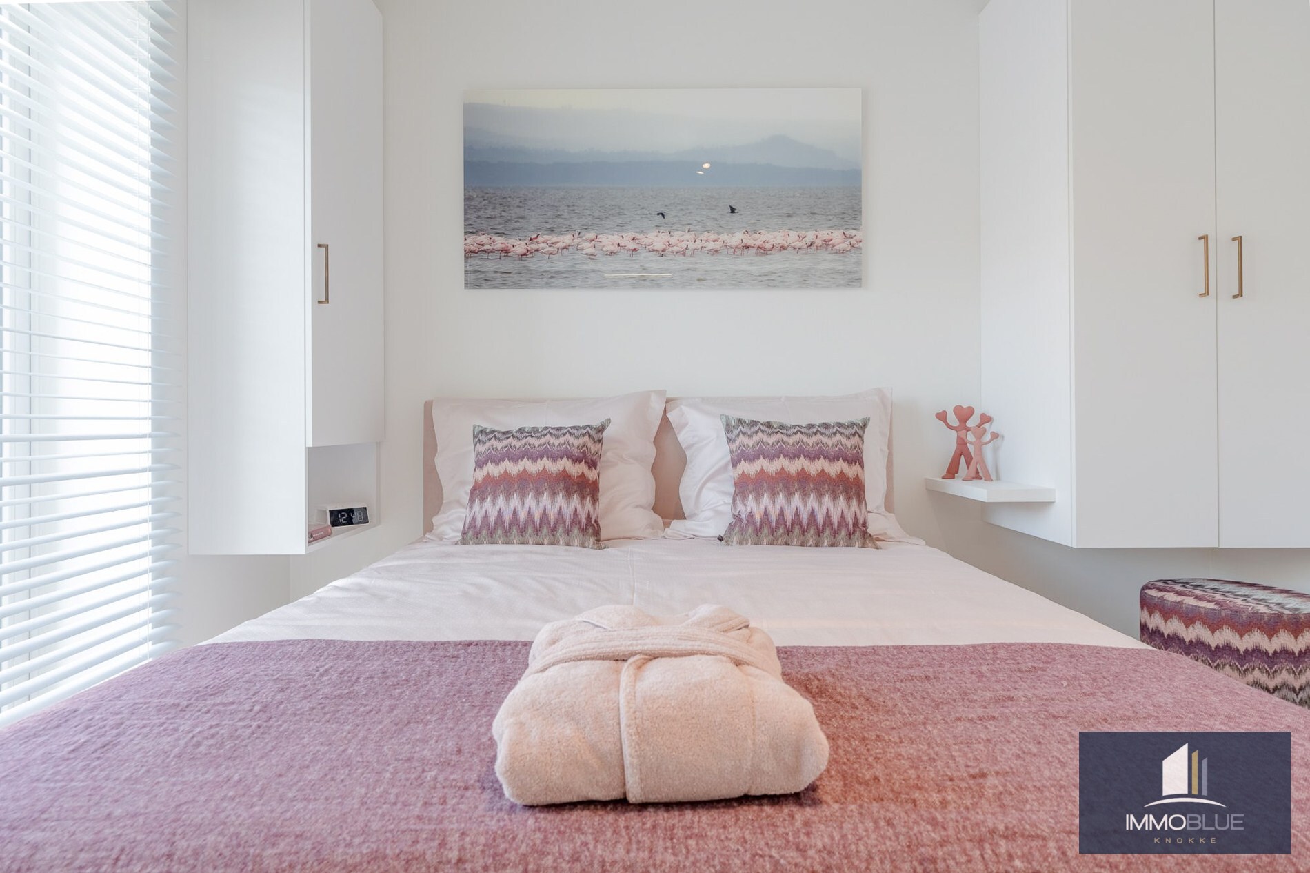 Situé dans un endroit calme, cet appartement entièrement rénové offre une vue dégagée sur les villas. 