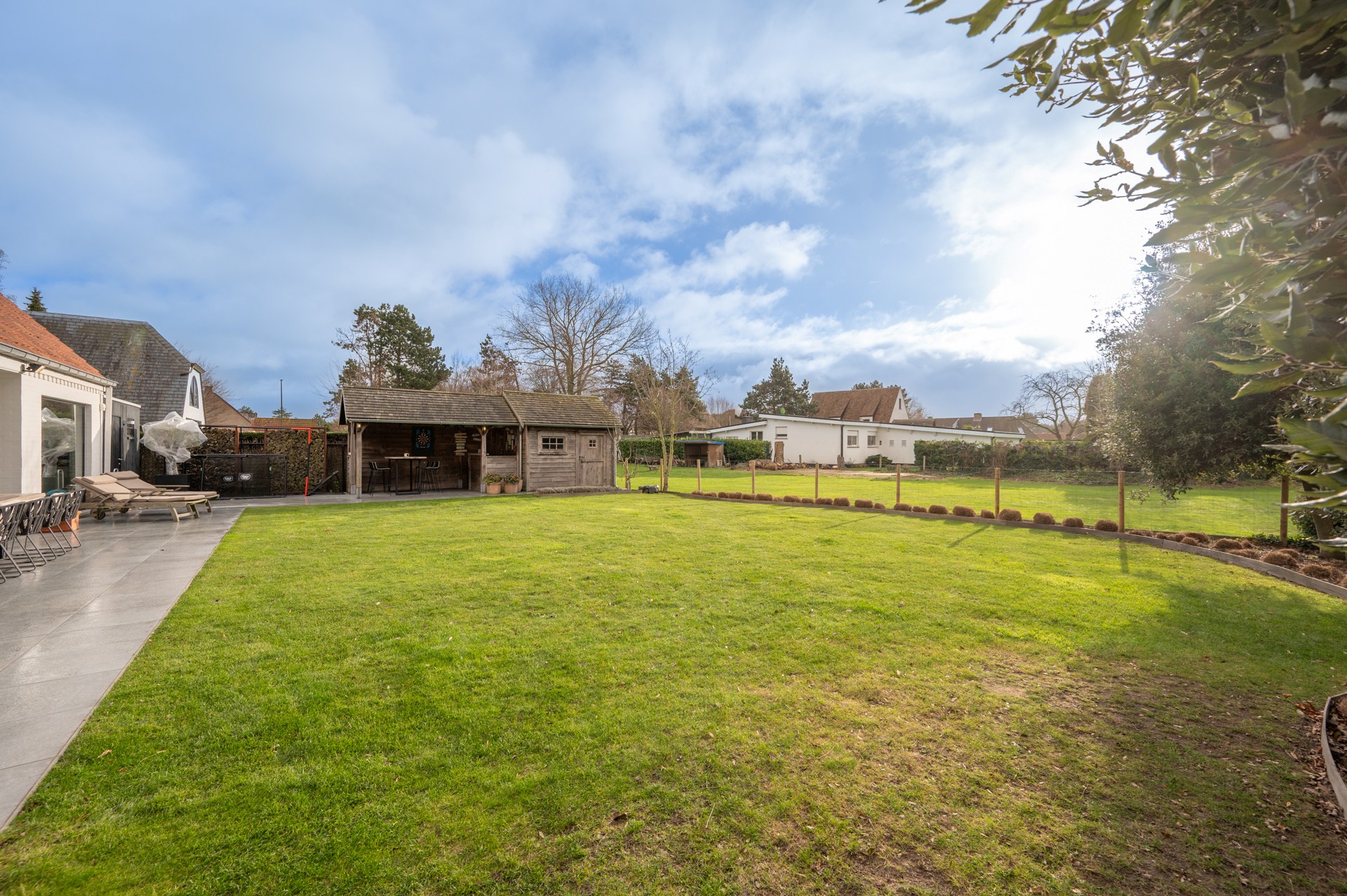 prachtig gerenoveerde alleenstaande villa geniet van een uitstekende centrale ligging, op slechts enkele minuten van het centrum van Knokke. 