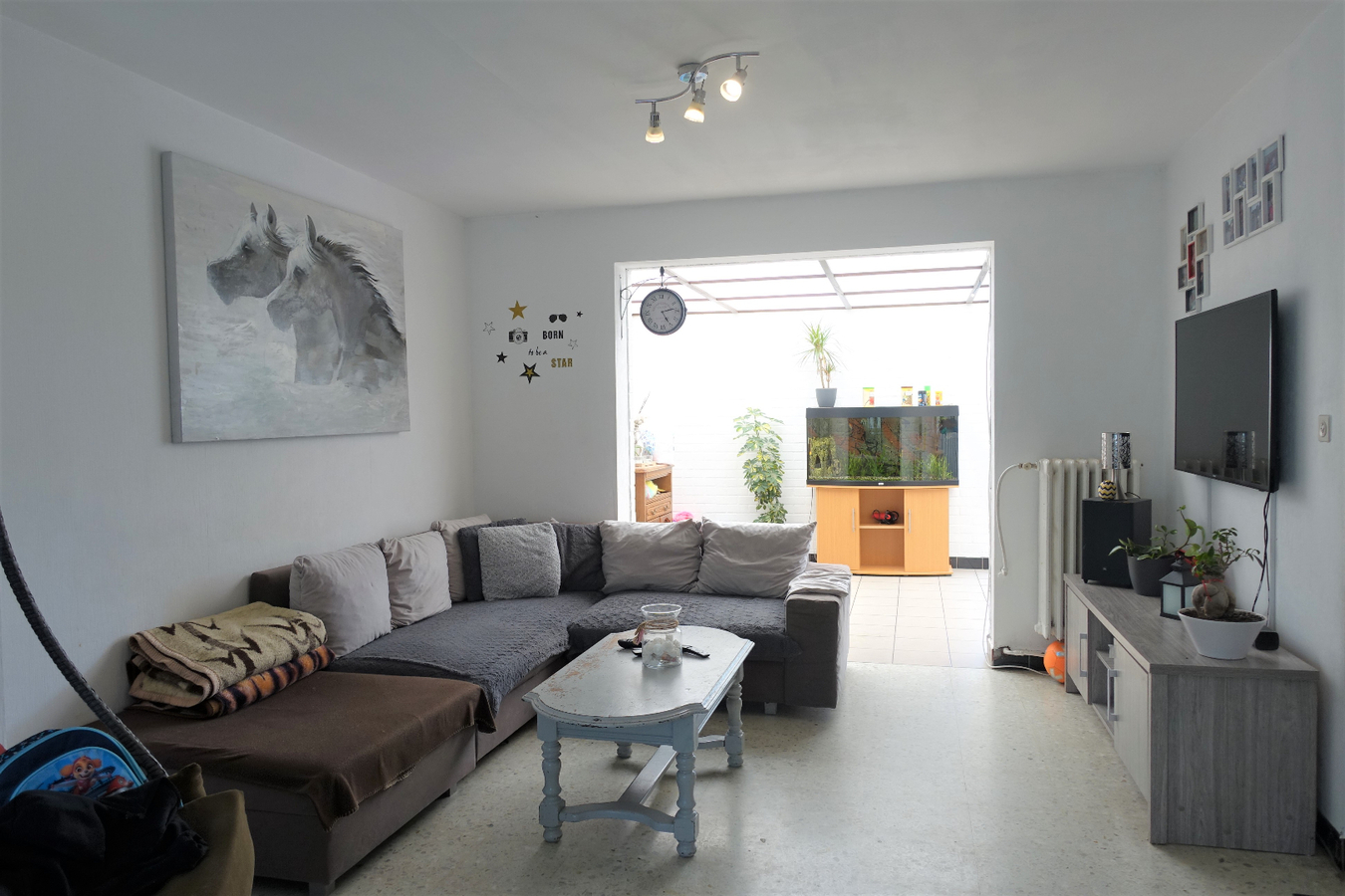 Gerenoveerde halfopen woning met garage in leuke buurt 