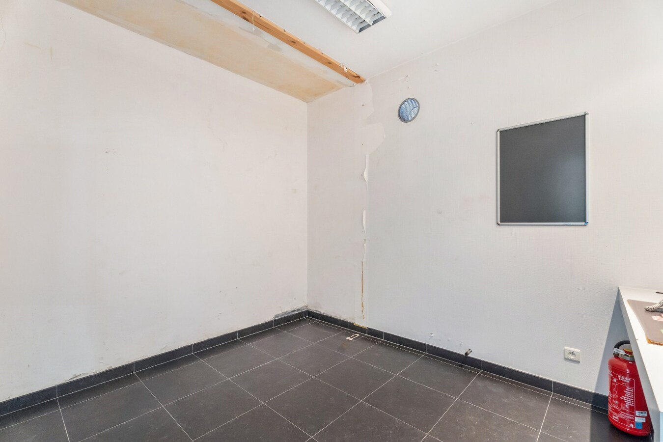 Centraal gelegen handels(woning) met garage op 369m² in Merkem! 
