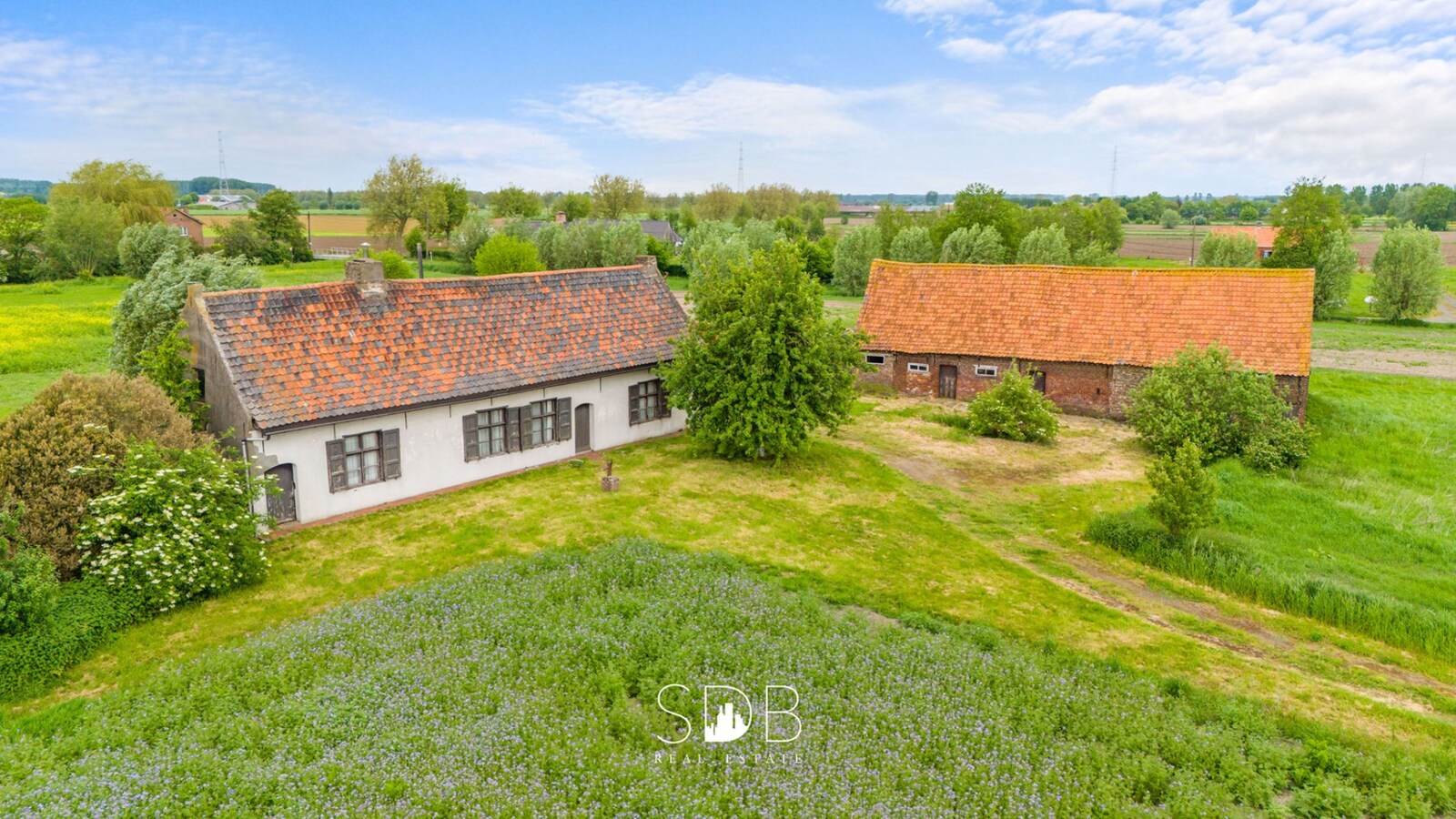 Prachtige hofstede met hoeve, bakhuisje, schuur en graslanden op circa 2,2 HA 