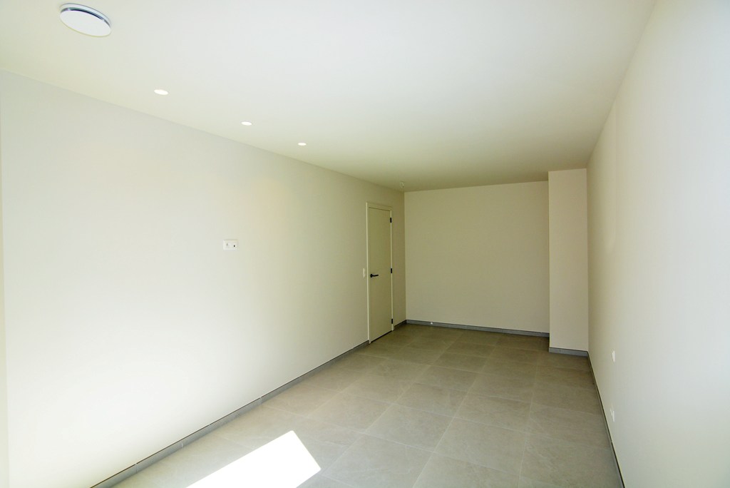 Gelijkvloers nieuwbouwappartement 124 m² met 2 slpk, tuintje en 2 autostandplaatsen. 