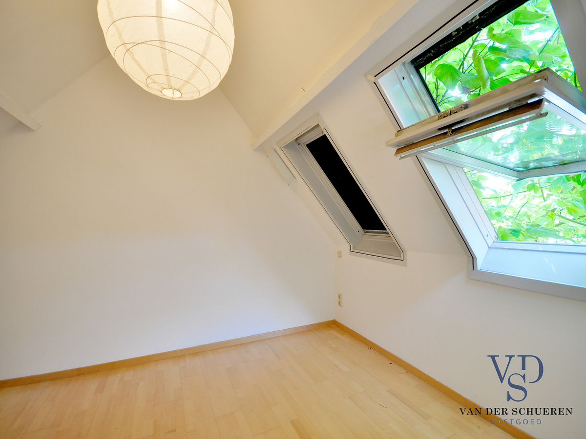 Idyllische woning met schuur. Uitzonderlijk gelegen. 