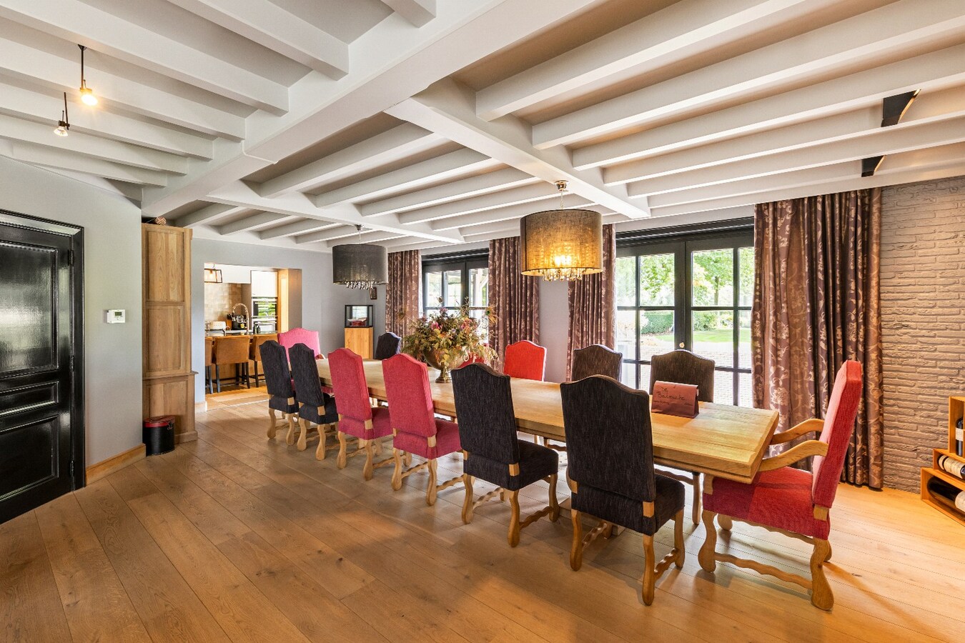 Prachtige landelijke villa met gezinstuin en graslanden op 32.558m² 