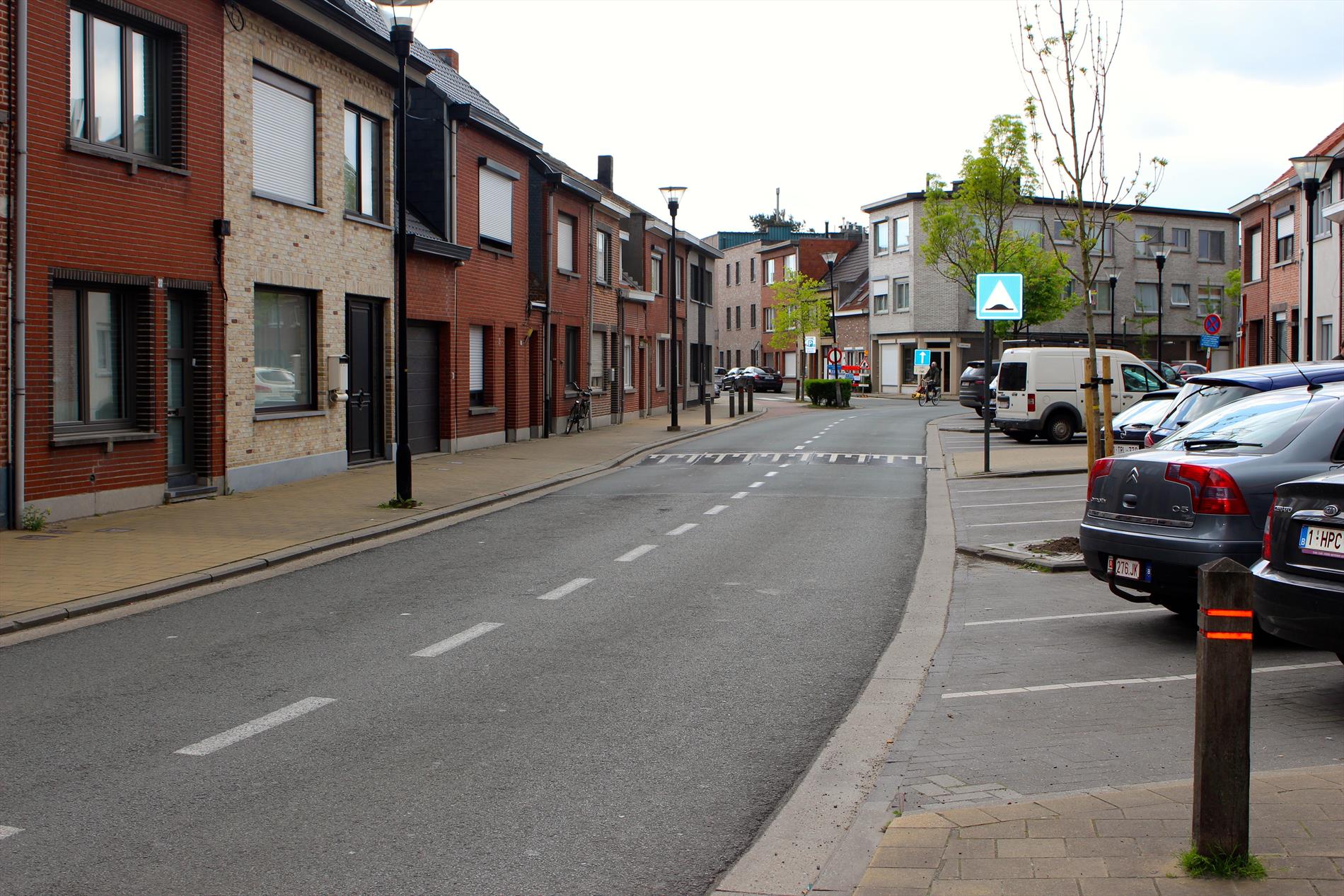 Te renoveren rijwoning met zonnige tuin 
