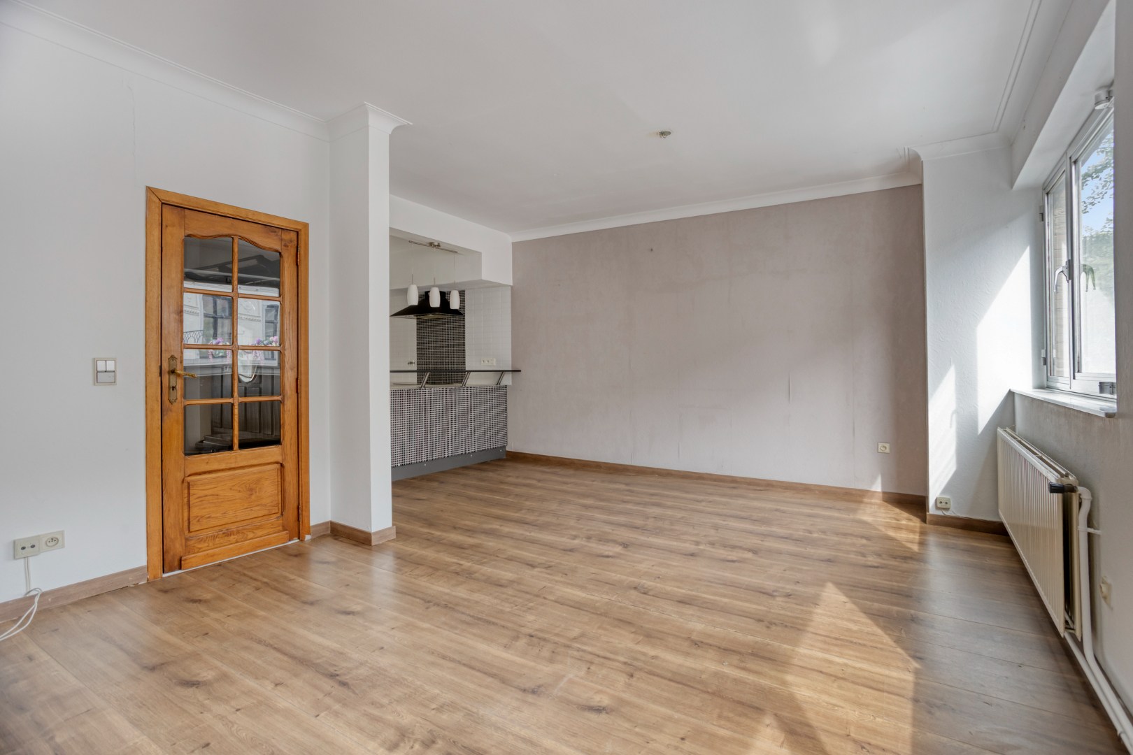 woonkamer met doorgang keuken