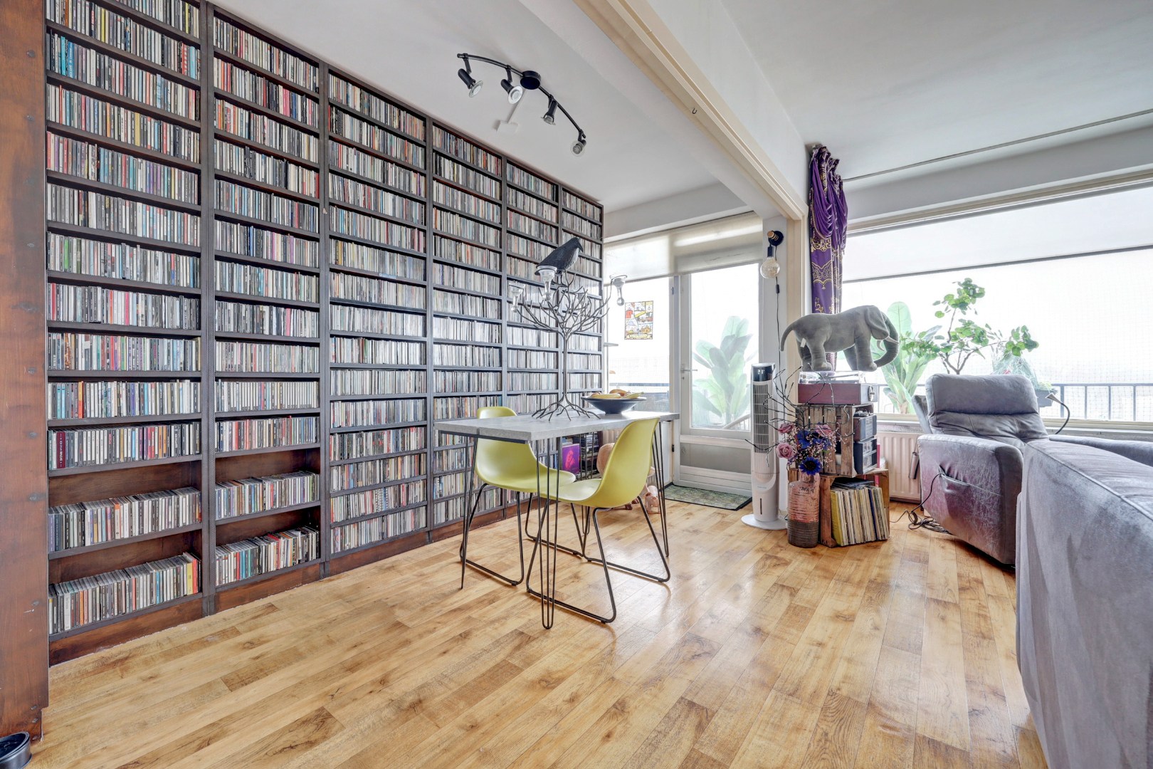 Dit ruime 3 -(voorheen 4) kamer appartement heeft een lichte woonkamer, zonnige balkon, 2 slaapkamers en is gelegen op 6e etage. 