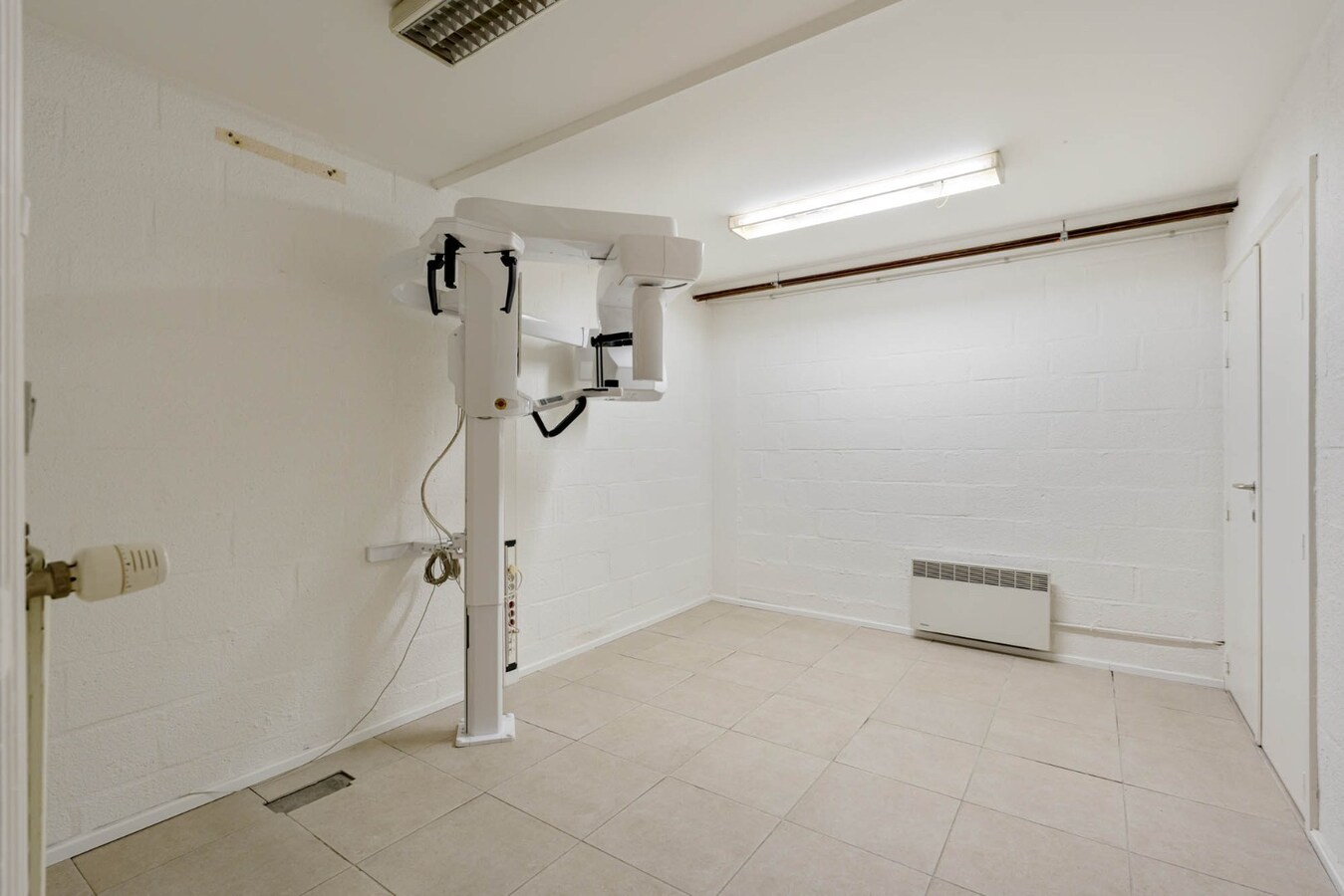 Ruim, zeer energiezuinig kantoor in het centrum van Neeroeteren met diverse mogelijkheden! 