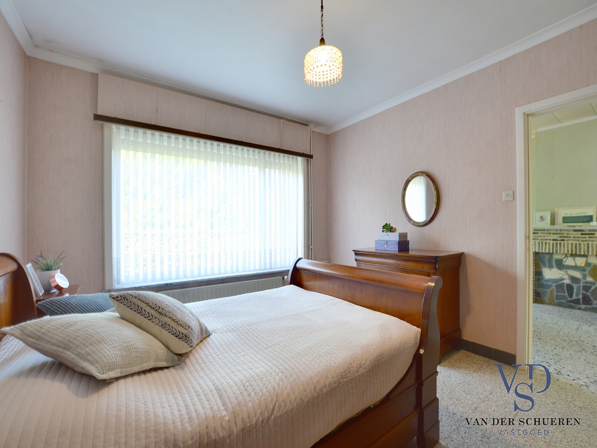 Op te frissen bungalow in doodlopende straat. 