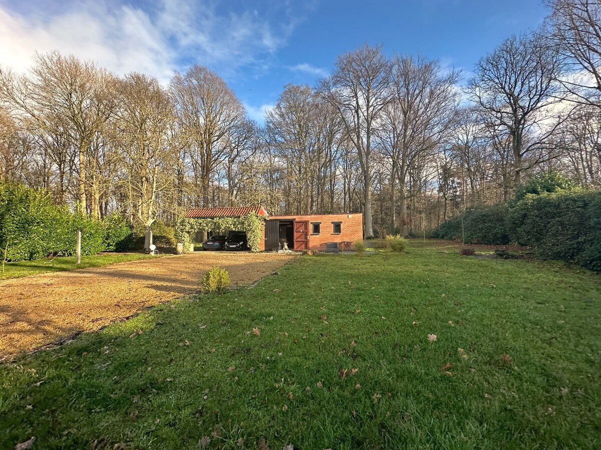 Residentieel gelegen, vrijstaande woning met bijgebouw 