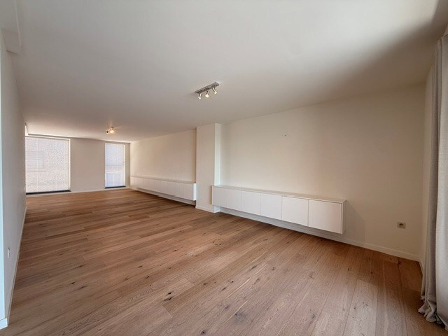 Luxe duplexappartement te huur in het hart van Maaseik, met lift, 2 slaapkamers en 2 terrassen. 