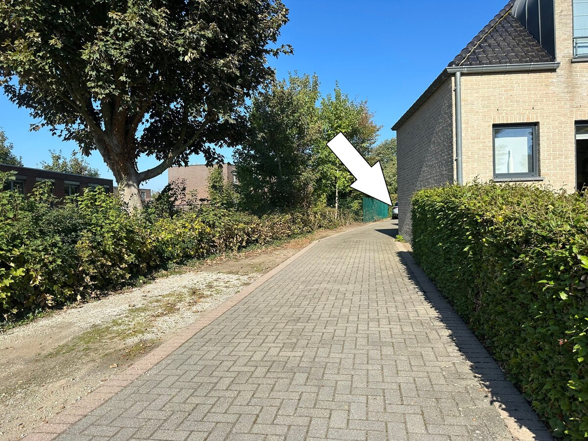5 Parkeerplaatsen op 600 m van de Markt van Maaseik. 