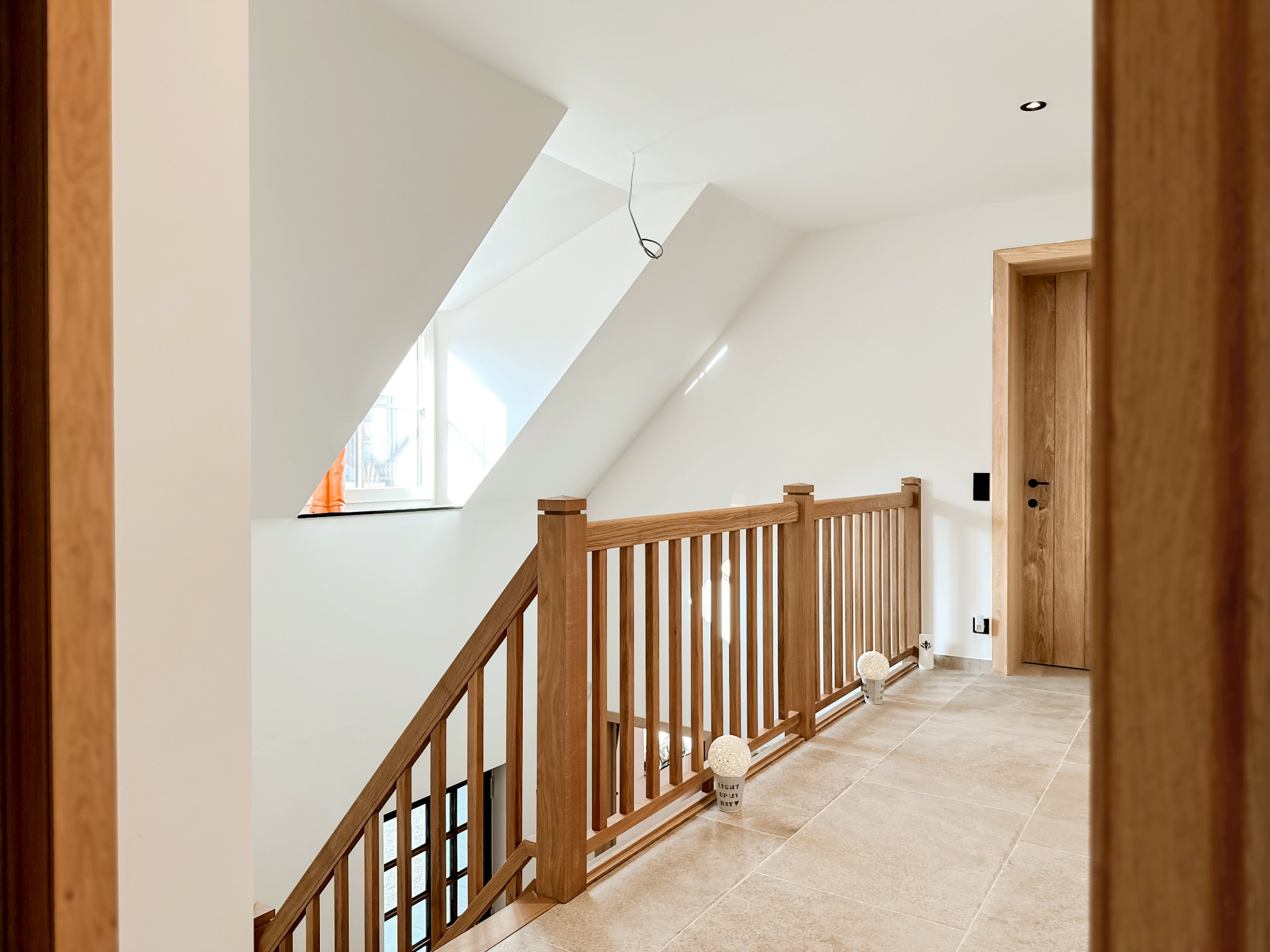 La villa récente de 2023 est située sur un terrain de 900 m², dans un havre de paix et de tranquillité. 