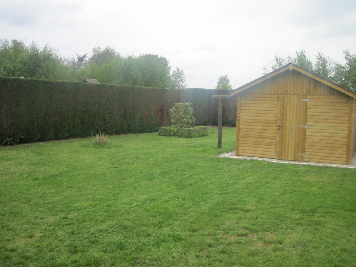 Bijzonder degelijke en ruime Half Open Bebouwing. 