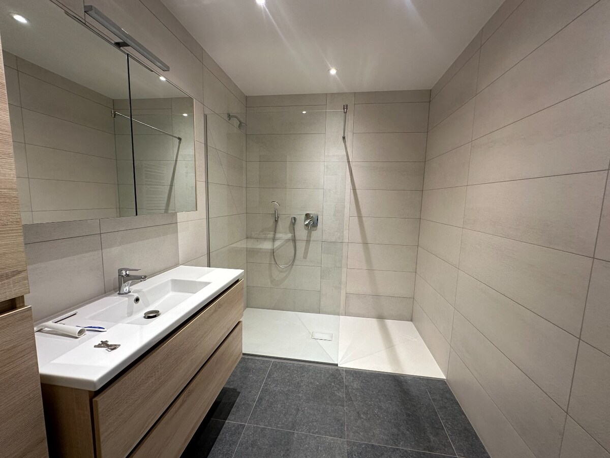 Ruim duplex-appartement met 3 slaapkamers en tuin te Werken 