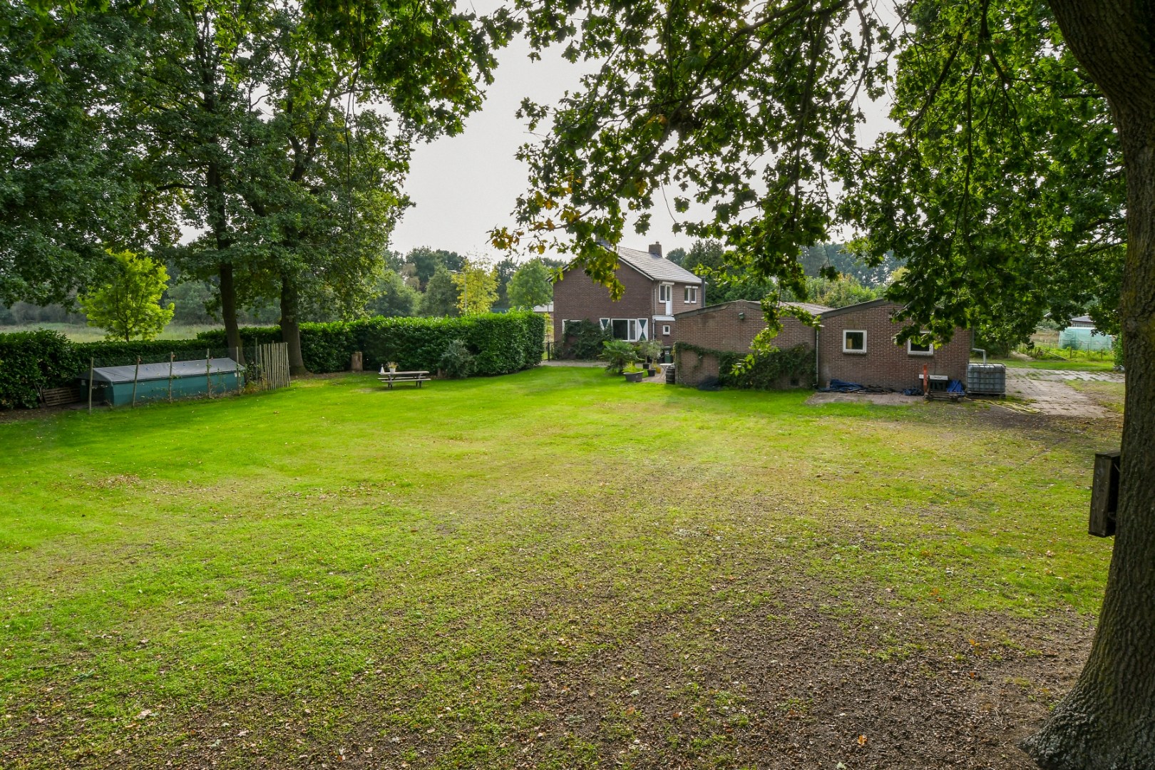 Vrijstaand woonhuis met inpandige garage, stal met 2 paardenboxen, vrijstaande inloopstal en verlichte zandpaddock met longeercirkel op een perceel van ruim 18.500 m2. Ideaal voor paardenliefhebbers. 
