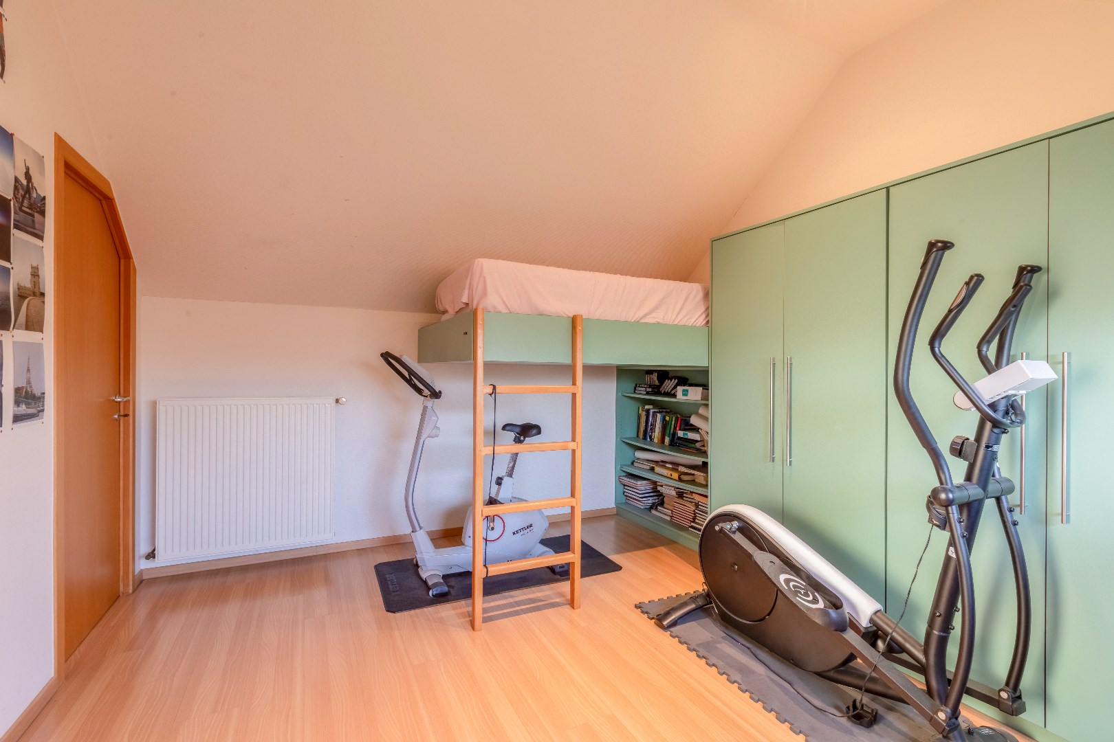 Verzorgde en instapklare halfopen bebouwing met zuidertuin en garage. 