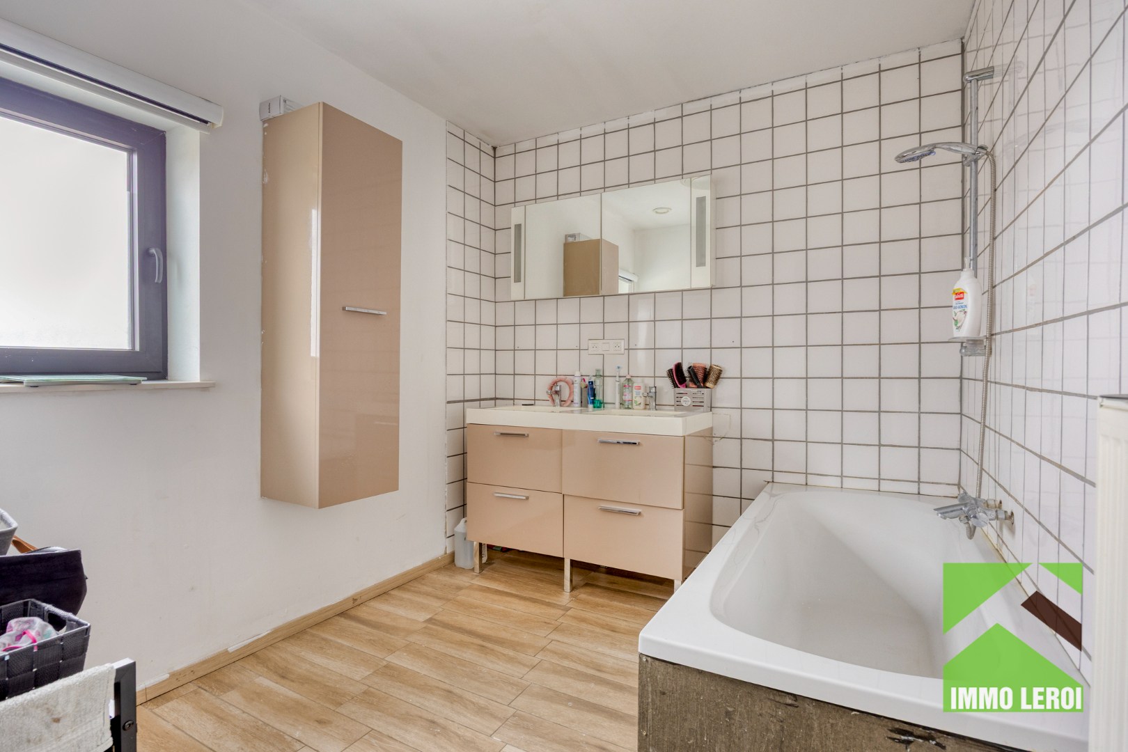 Badkamer met bad/douche