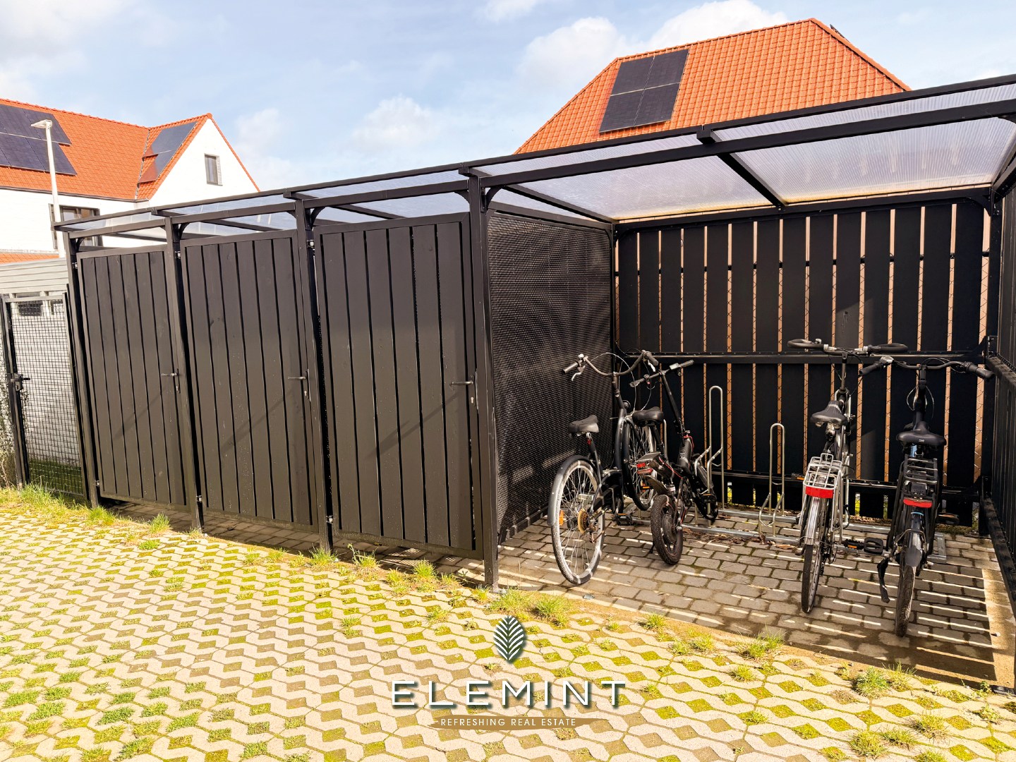 Halfopen woning met 5 slaapkamers en 2 badkamers in rustige doodlopende straat. 