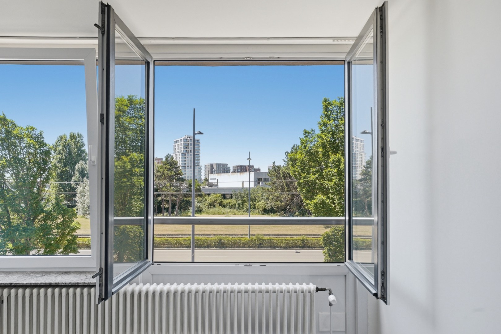 Volledig gerenoveerde bel-étage met ruime garage te Oostende 