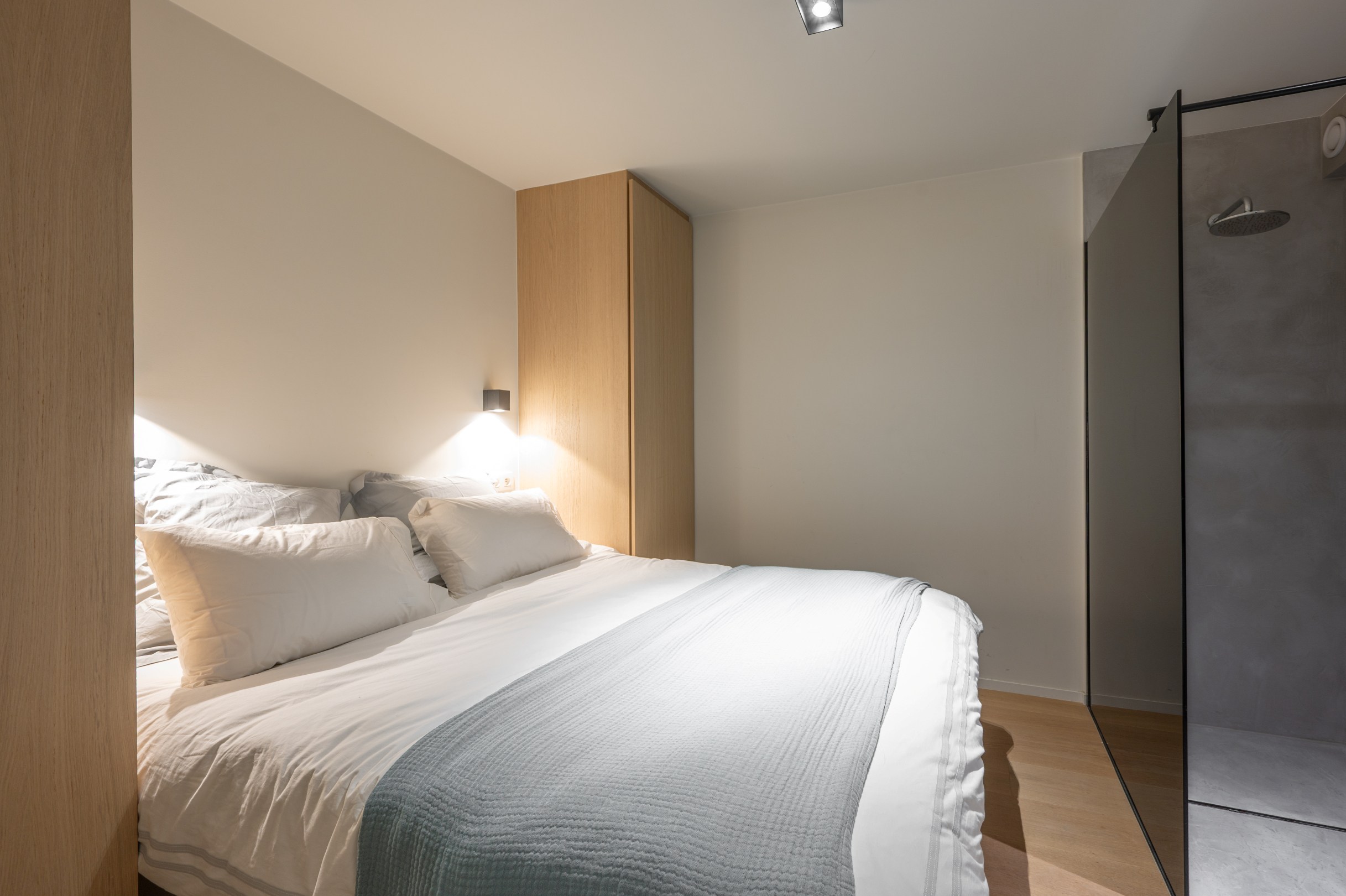 Appartement d'une chambre entièrement rénové, situé au centre près de la digue et de l'avenue Dumortier. 