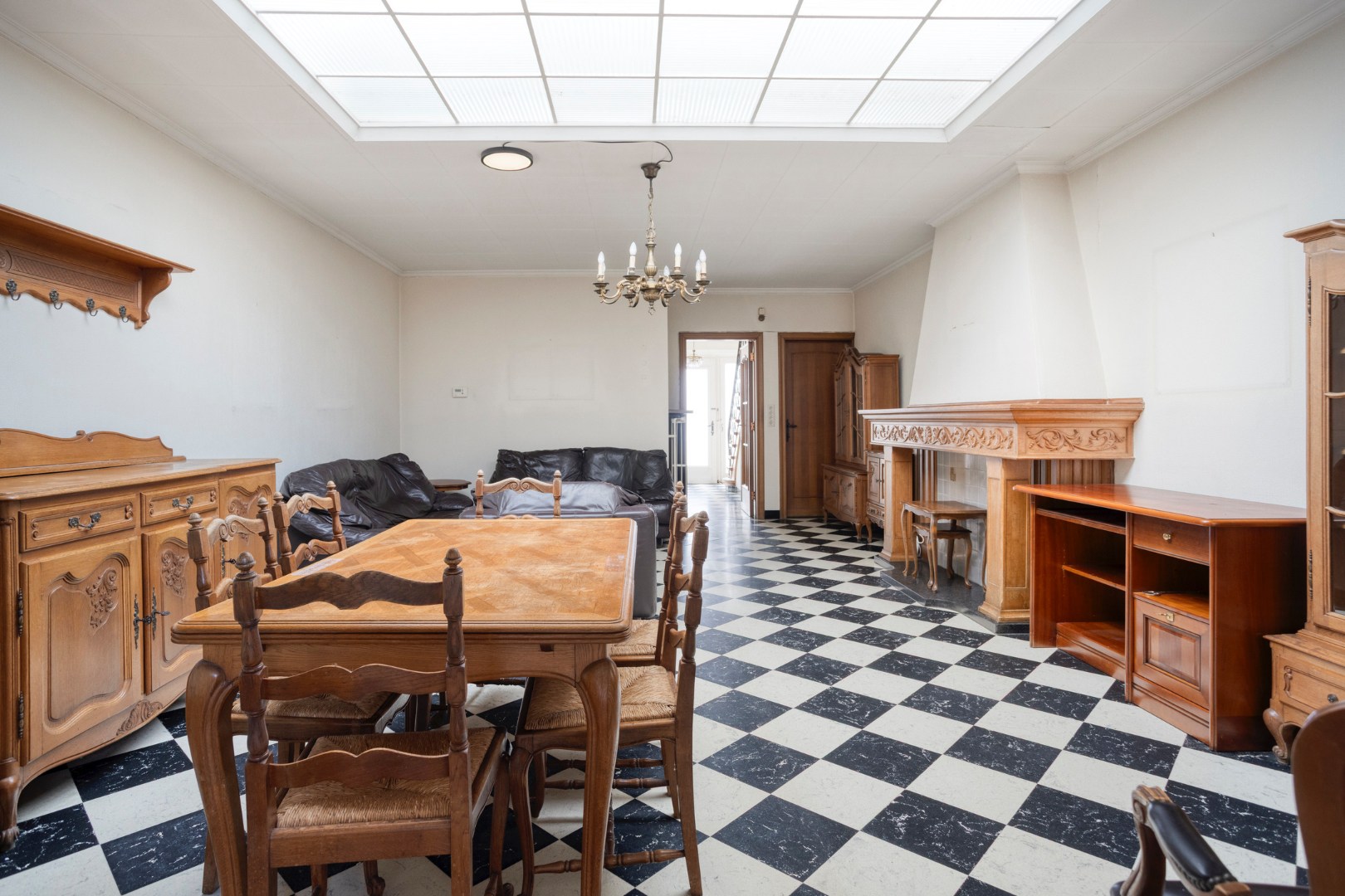 Te renoveren gezinswoning met 4 slpk. en een gezellige stadstuin in het centrum van Geel 