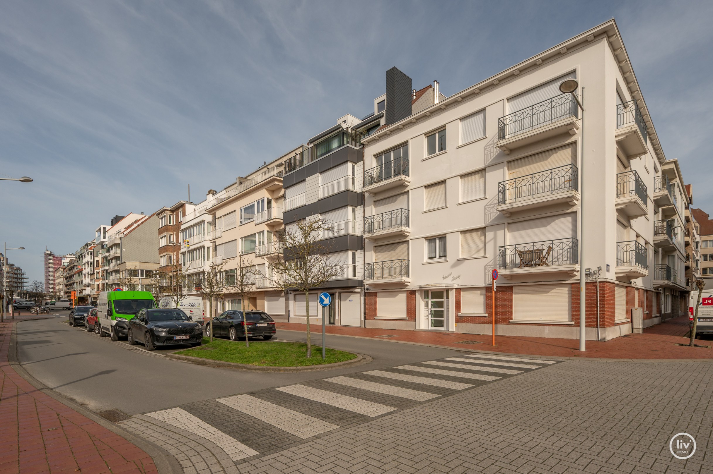 Dit uitstekend gelegen en bijzonder lichtrijke appartement geniet van een open zicht op de Heilig Hartkerk en dankzij de gunstige oriëntatie baadt het de hele dag in het zonlicht. Een aangename woonpl 