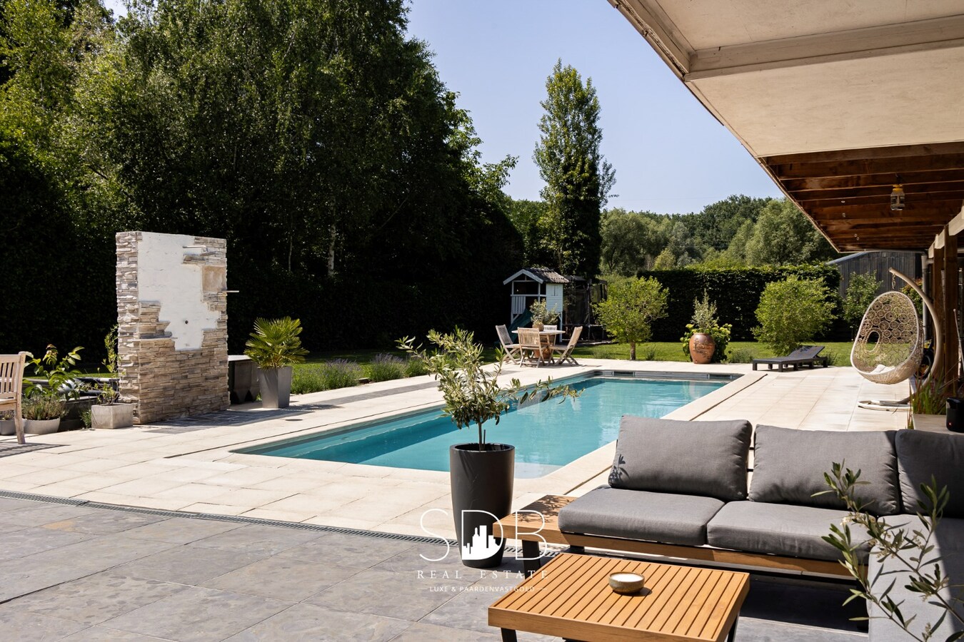 Prachtige hedendaagse villa met gezinstuin en zwembad op 1.387m² 