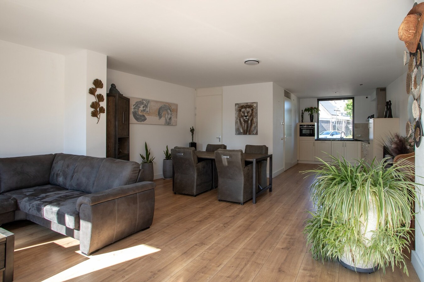 Instapklare en uitgebouwde tussenwoning op rustige locatie. 