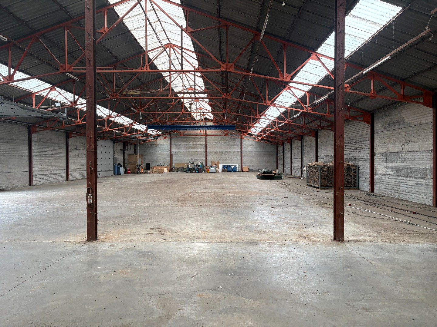 Te huur: Ruime loods van 1000 m² met uitstekende voorzieningen 