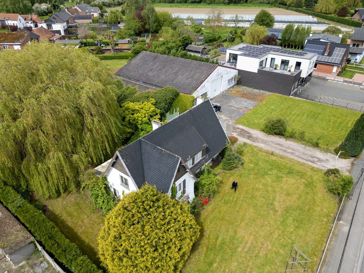 Sur 3200 m² en zone d'habitat vaste ensemble immobilier comprenant une villa de 240m² et 600m² d'entrepôt. 