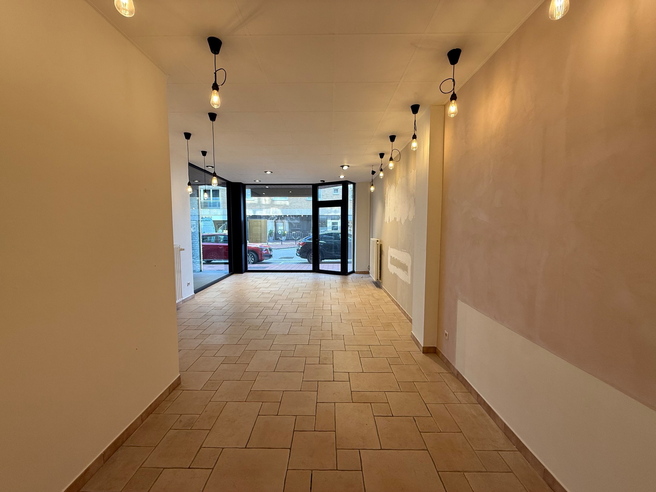 BOUTIQUE À LOUER À LA PLACE RUBENS - OPPORTUNITÉ UNIQUE 