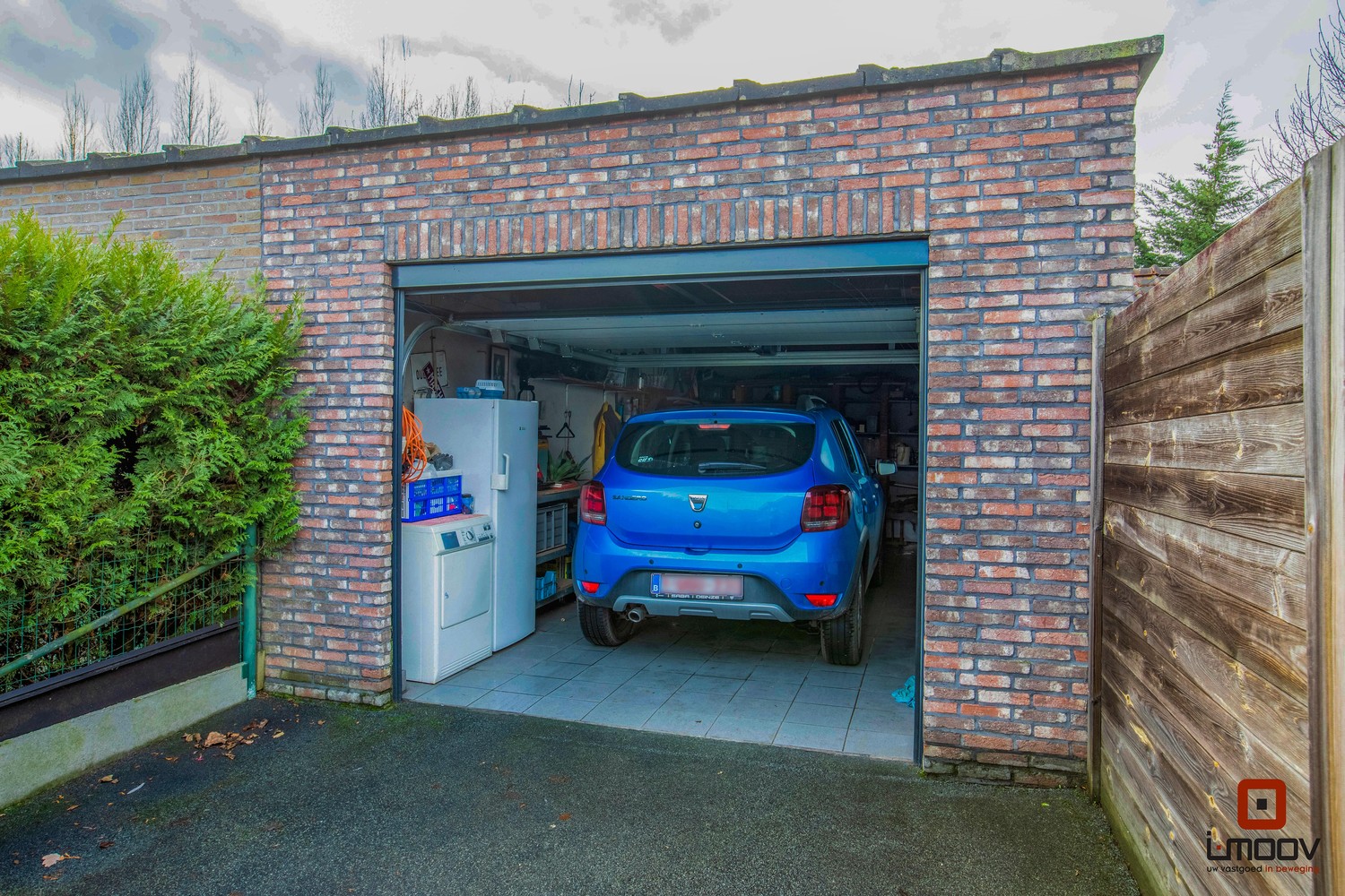 Halfopen bungalow in woonwijk 