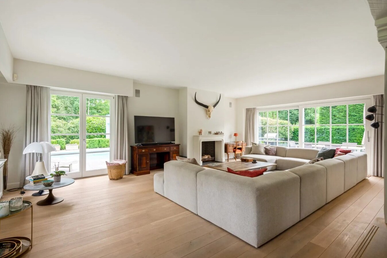 Prachtig gelegen villa met zwembad en poolhouse op een perceel van 1.907 m² in Koningshof te Schoten. 