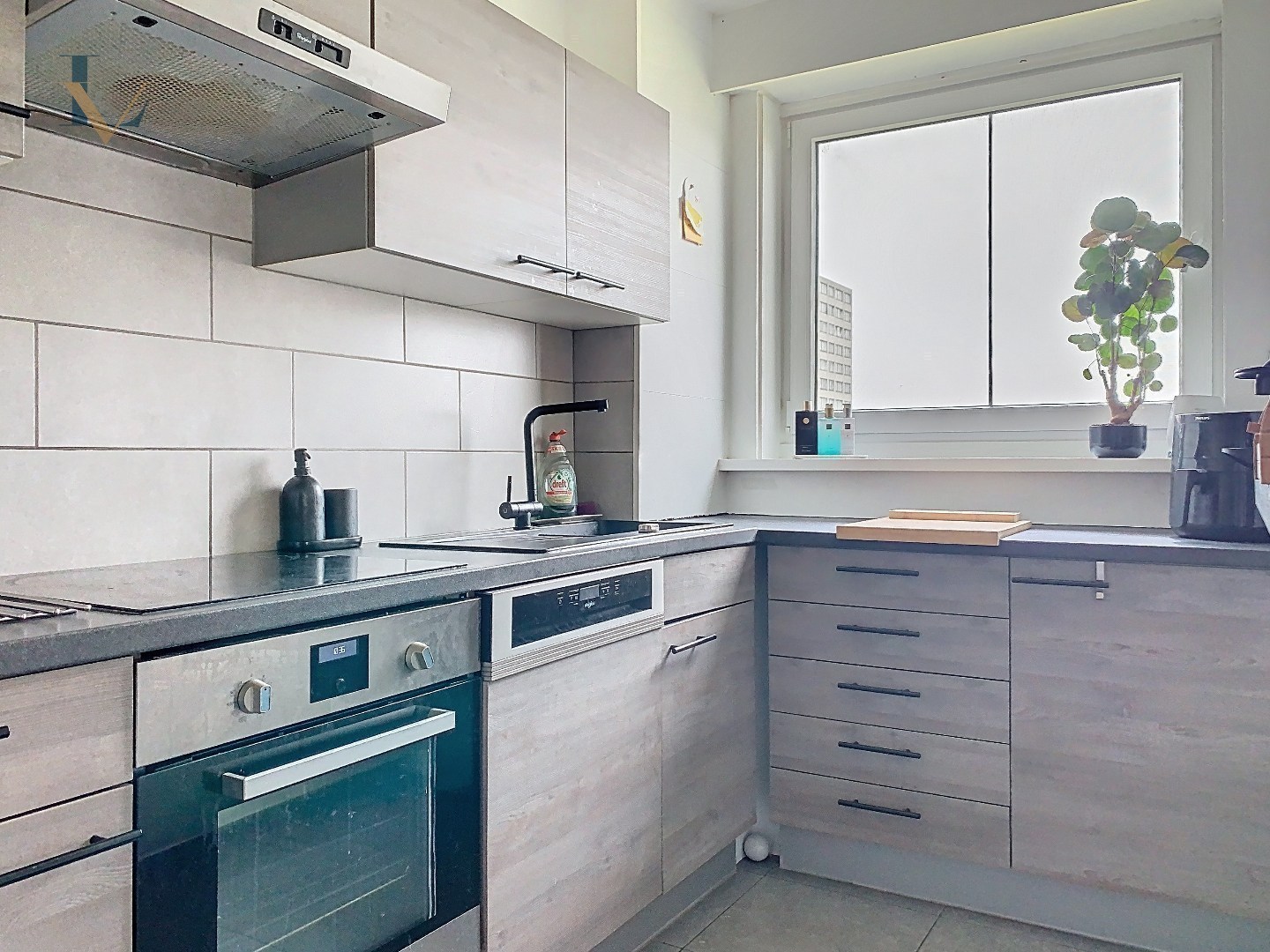 Recent gerenoveerd  drie slaapkamer appartement  met vrij zicht op Bosuilplein en ruim terras 